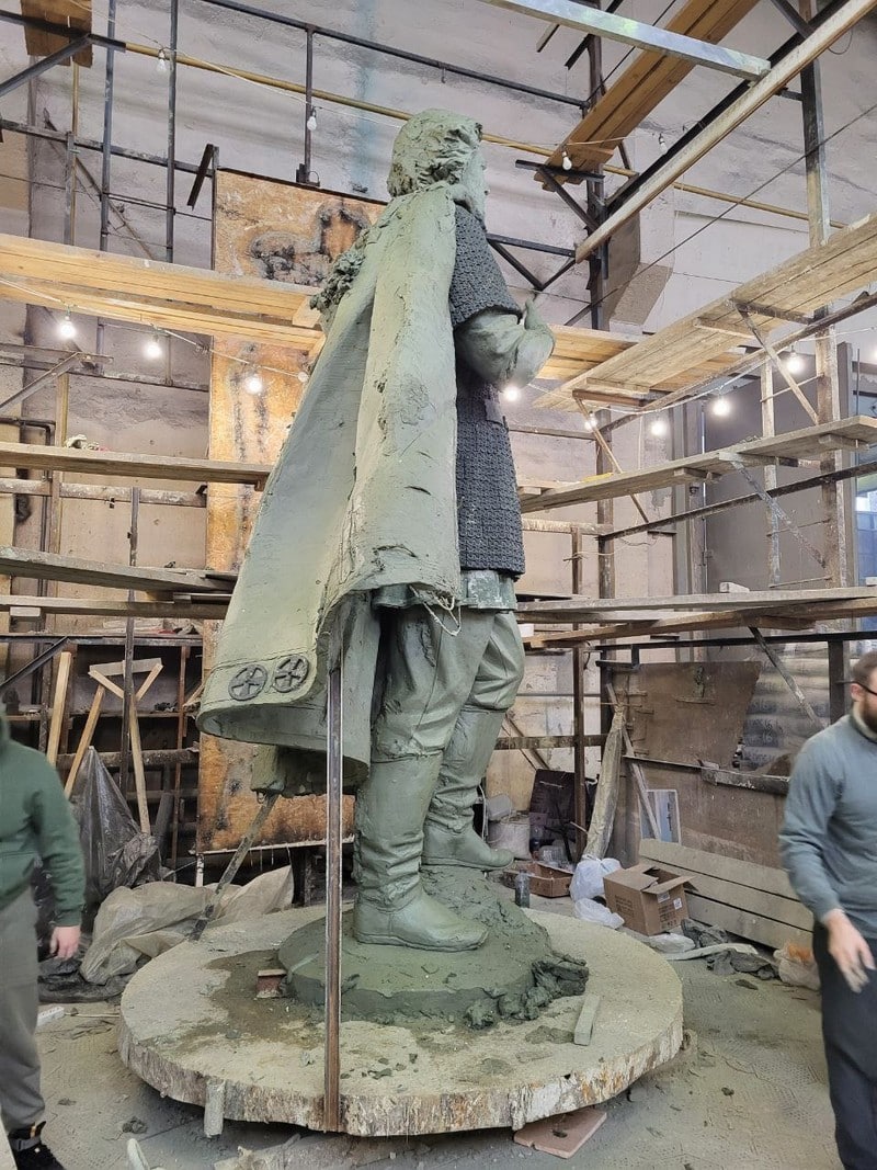 Рабочие завершают макет скульптуры памятника Александру Невскому