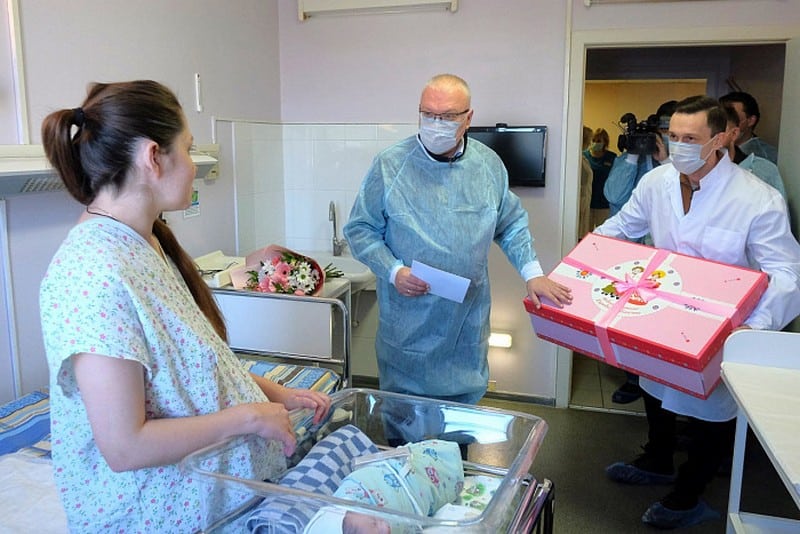 Законопроект о доплатах мамам первенцев в Кировской области рассмотрят в январе