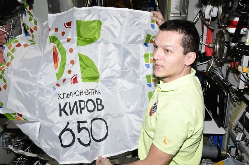 Флаг юбилея города Кирова доставили на международную космическую станцию