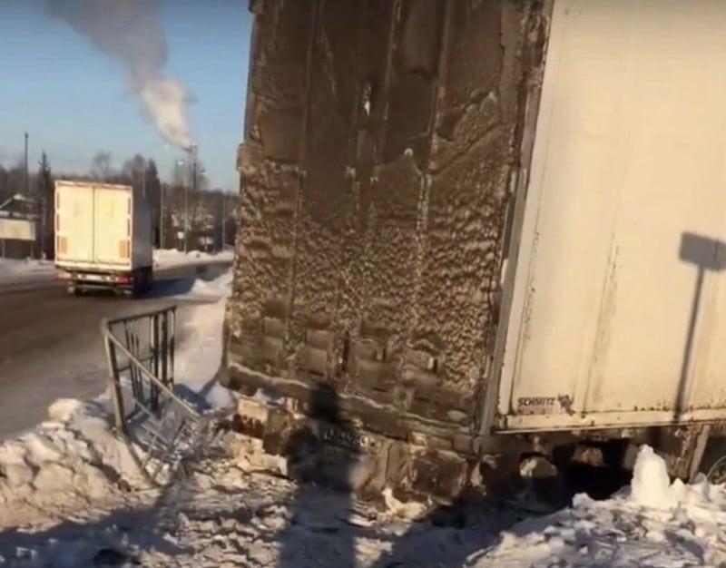 В Кировской области грузовик врезался в магазин