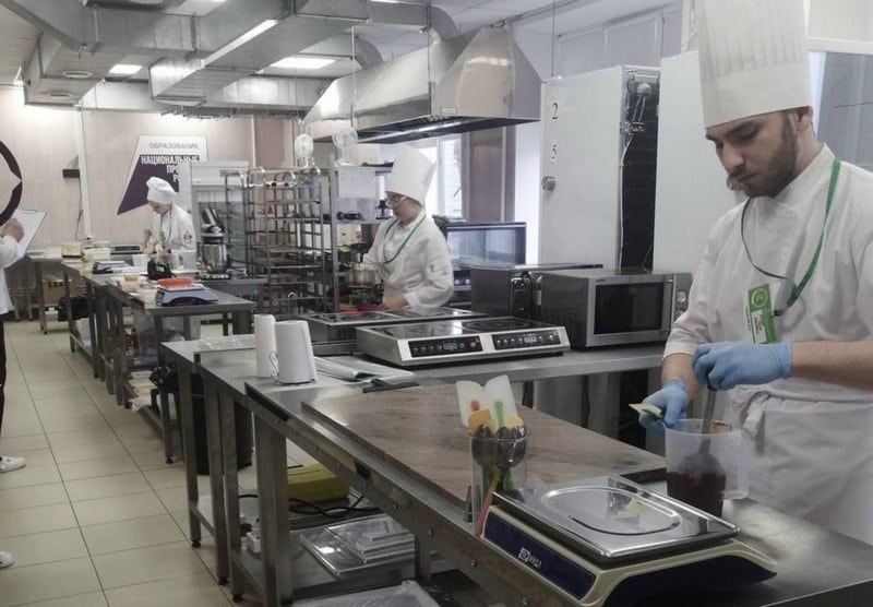 На чемпионате «Профессионалы» кировские повара за 3 минуты разделали тушку курицы