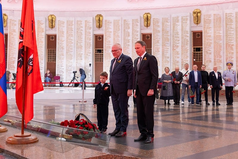 Губернатор Кировской области Александр Соколов подарил Музею Победы ППШ