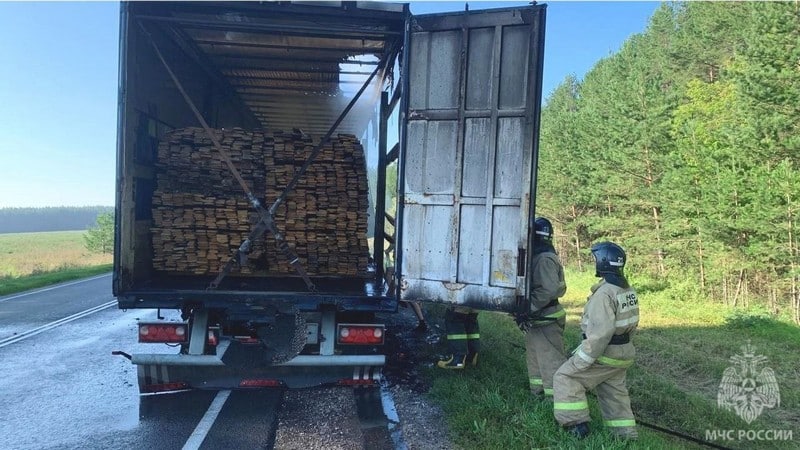 Горящую фуру с лесом потушили спасатели из Малмыжа