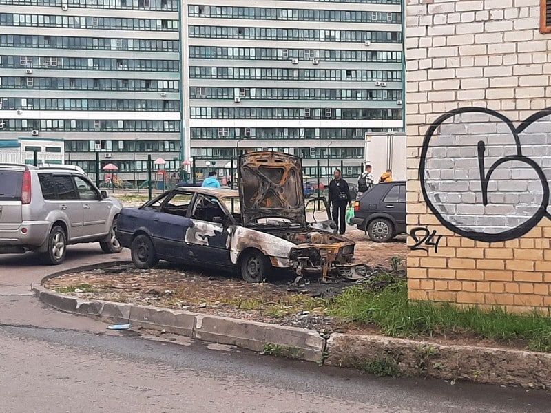 В Кирове рядом с заправкой сгорела иномарка