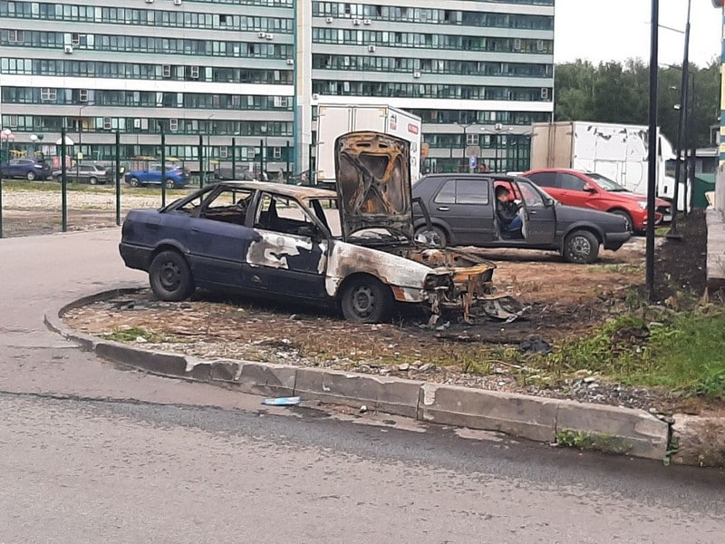 В Кирове рядом с заправкой сгорела иномарка