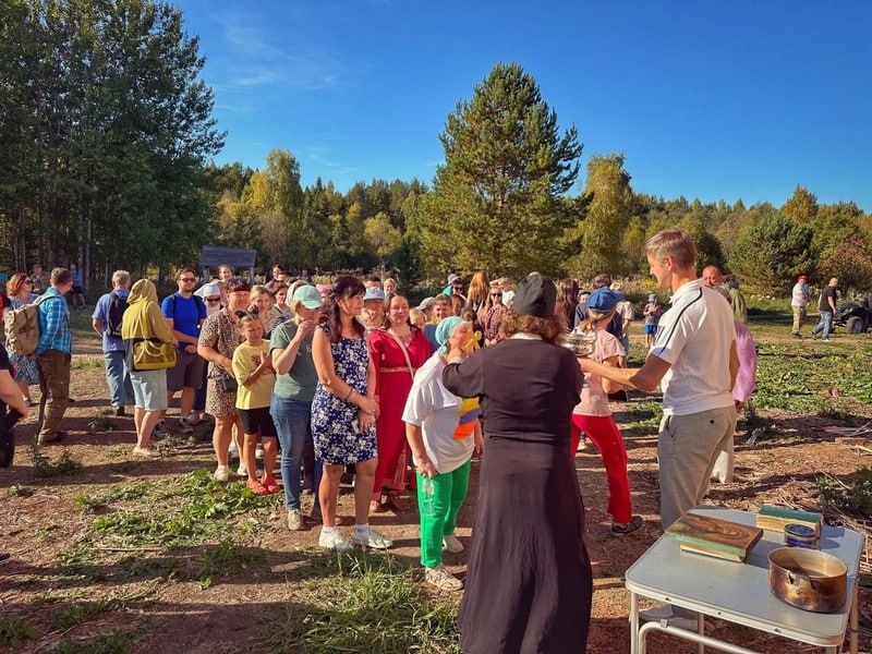 Замедянцы ожили: там звучали молебен, детский смех, гармонь